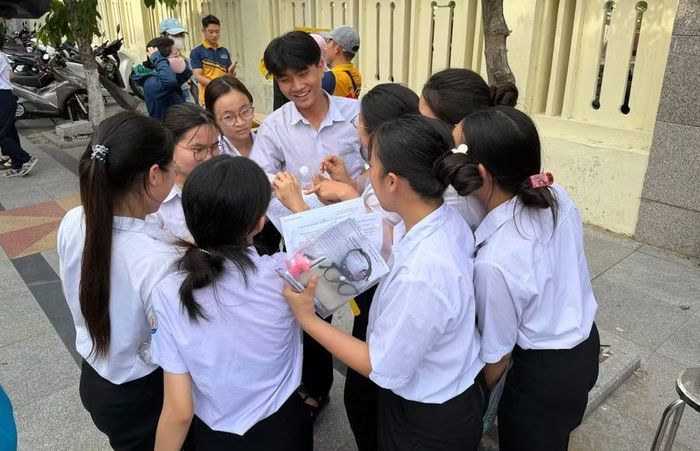 Thí sinh cần theo dõi đề án tuyển sinh, tổ hợp xét tuyển, chỉ tiêu, điều kiện phụ và phương thức xét tuyển của từng ngành để tránh đăng ký sai. Ảnh: Phương Vi