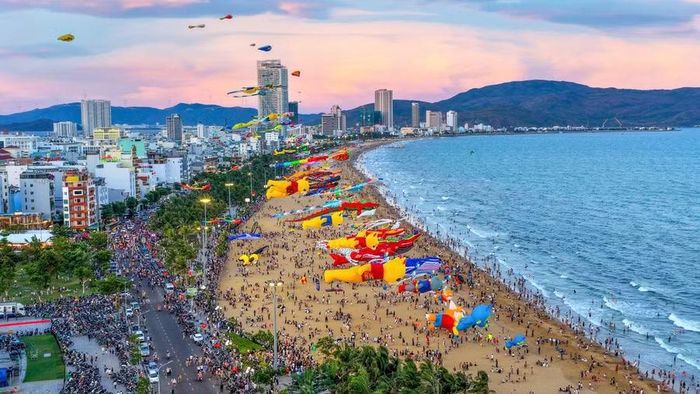 Biển Quy Nhơn thơ mộng nay càng thêm rực rỡ với những sắc diều rực rỡ, đa dạng. Ảnh: Nguyễn Dũng