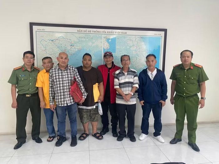 Công an tỉnh Gia Lai tiếp nhận công dân Việt Nam bị Hoa Kỳ trục xuất tại sân bay quốc tế Nội Bài. Ảnh: CAGL