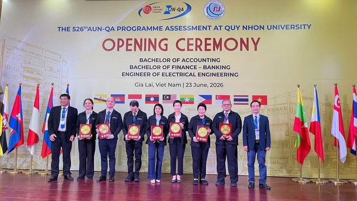  Đoàn đánh giá là các chuyên gia đến từ các trường đại các quốc gia thuộc Tổ chức Bảo đảm chất lượng của Mạng lưới các trường đại học ASEAN (AUN-QA). Ảnh: Hồ Điểm 