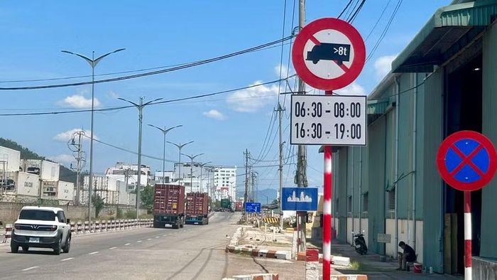 Biển báo khung giờ lưu thông đối với xe tải trên 8 tấn tại đường Đống Đa (phường Quy Nhơn). Ảnh: N.L