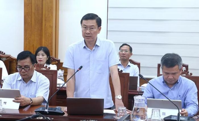  Phó Giám đốc Sở Tài chính Đinh Hữu Hòa báo cáo tại buổi làm việc. Ảnh: Quang Tấn 