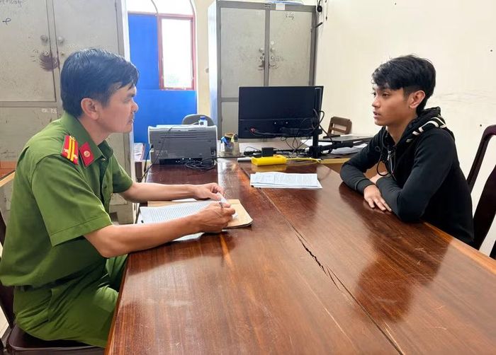 Đối tượng Vương Ngọc Gia Khiêm (phải) rủ rê đồng bọn tham gia gây rối. Ảnh: Văn Ngọc