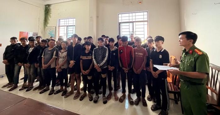 17 đối tượng bị khởi tố về hành vi gây rối trật tự công cộng. Ảnh: Văn Ngọc