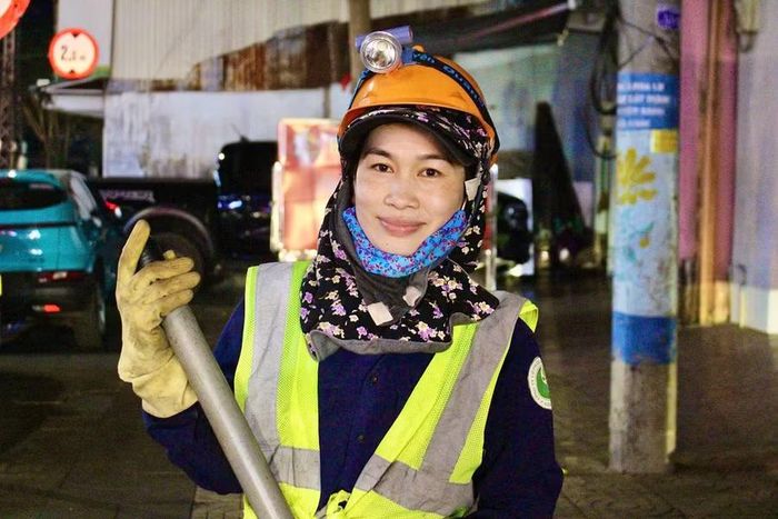  Chị Dương Thị Ánh Hồng - nữ công nhân vệ sinh môi trường ba lần trả lại tài sản cho người đánh rơi, lan tỏa hình ảnh đẹp về lòng trung thực và trách nhiệm trong cộng đồng. Ảnh: Minh Chí 