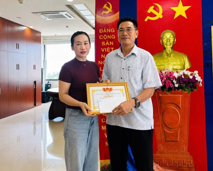  Lãnh đạo Công ty cổ phần Công trình Đô thị Gia Lai trao giấy khen và thưởng 3 triệu đồng cho chị Hồng. Ảnh: NVCC 
