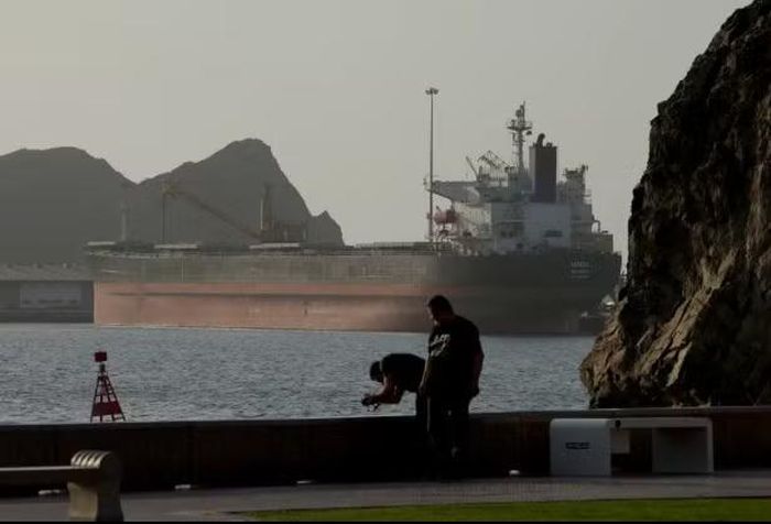 Các tàu thương mại ở eo biển Hormuz. Ảnh: Getty Images
