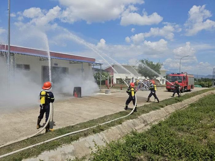 Các lực lượng triển khai dập tắt đám cháy. Ảnh: ĐVCC
