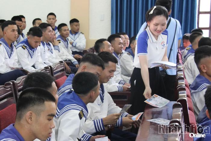 Lữ đoàn 146, Vùng 4 Hải quân phối hợp với các doanh nghiệp tư vấn việc làm cho quân nhân chuẩn bị xuất ngũ.