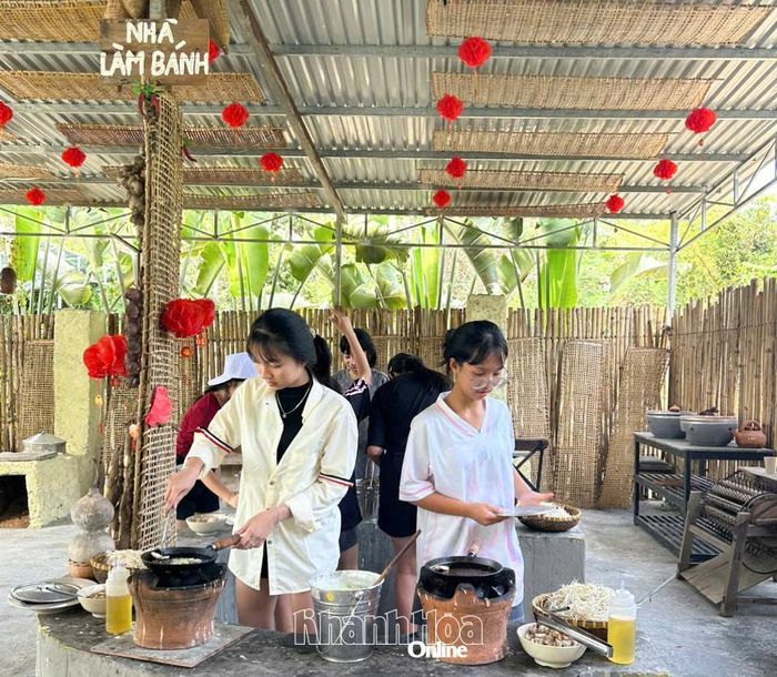 Học sinh trải nghiệm làm bánh.