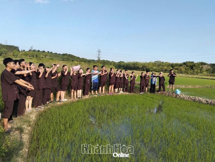 Du khách trải nghiệm cuộc sống làng quê.