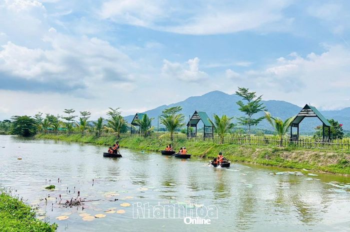 Du khách trải nghiệm các trò chơi trong không gian làng quê yên bình.
