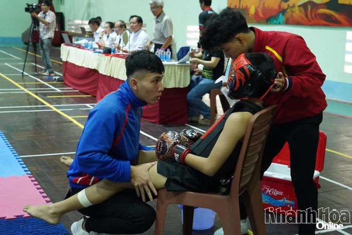 Các săn sóc viên chăm sóc vận động viên tại giải đấu.