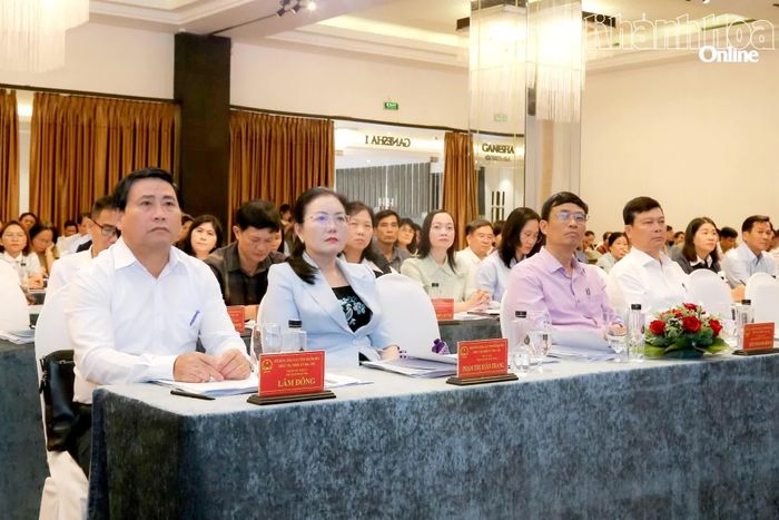 Đồng chí Lâm Đông, đồng chí Phạm Thị Xuân Trang và các đại biểu tham dự hội nghị.