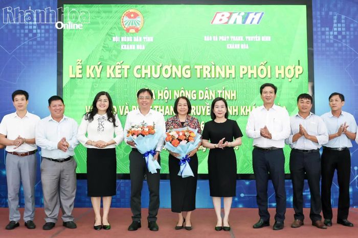 Lãnh đạo Ban Tuyên giáo và Dân vận Tỉnh ủy tặng hoa chúc mừng các đơn vị.