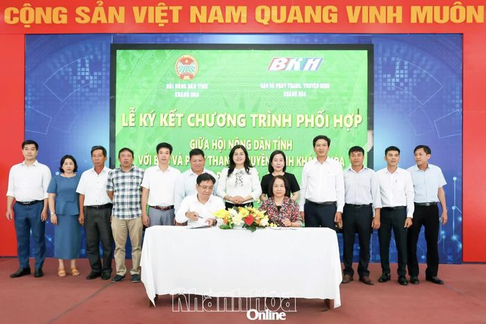 Lãnh đạo hai đơn vị ký kết chương trình phối hợp.