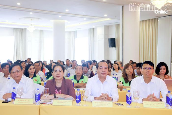 Phó Chủ tịch UBND tỉnh Nguyễn Thanh Hà và các đại biểu tham dự hội nghị.