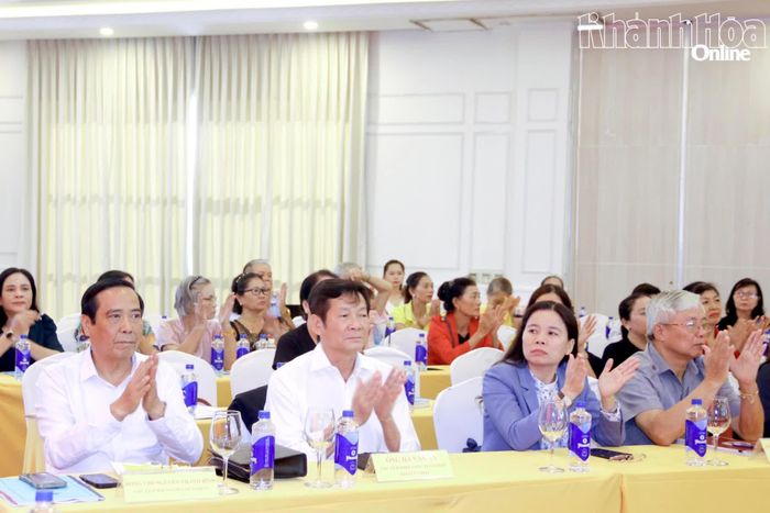 Chủ tịch Hội Người cao tuổi Việt Nam Nguyễn Thanh Bình và các đại biểu tham dự hội nghị.