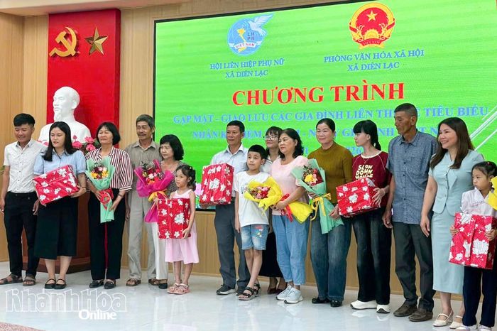 Biểu dương, tặng quà cho các gia đình liên thế hệ tiêu biểu.