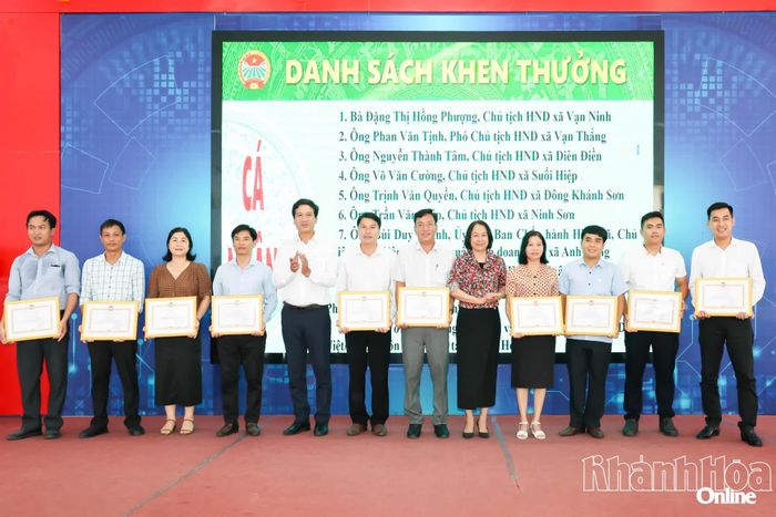 Lãnh đạo Hội Nông dân tỉnh trao bằng khen cho các cá nhân xuất sắc.