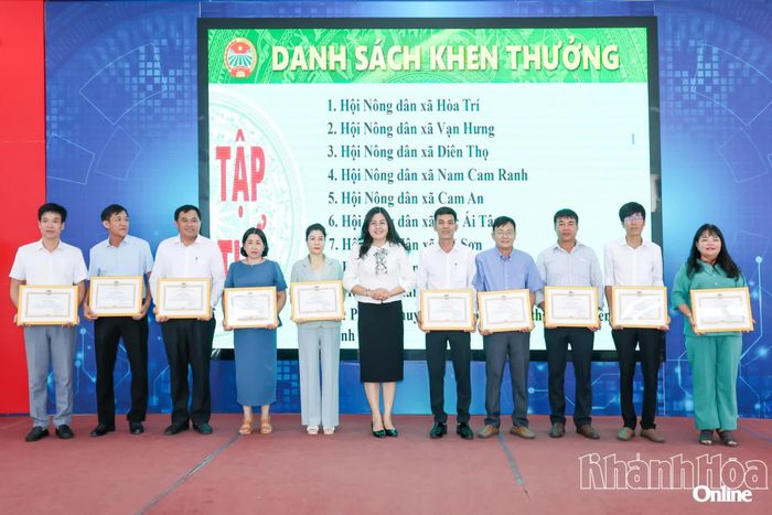 Lãnh đạo Hội Nông dân tỉnh trao bằng khen cho các tập thể xuất sắc.