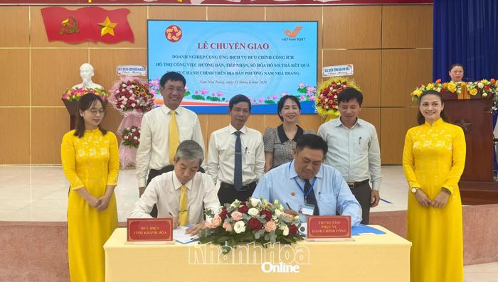 Đại diện 2 đơn vị ký kết hợp đồng cung ứng dịch vụ bưu chính công ích.