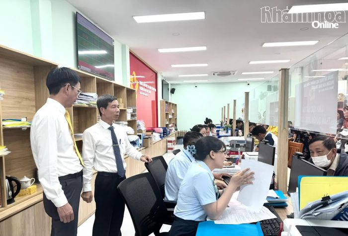 Lãnh đạo 2 đơn vị tham quan Trung tâm Phục vụ hành chính công của phường.