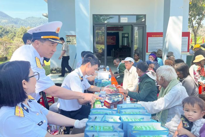 Chỉ huy Trung tâm trực tiếp thăm hỏi, động viên người dân.