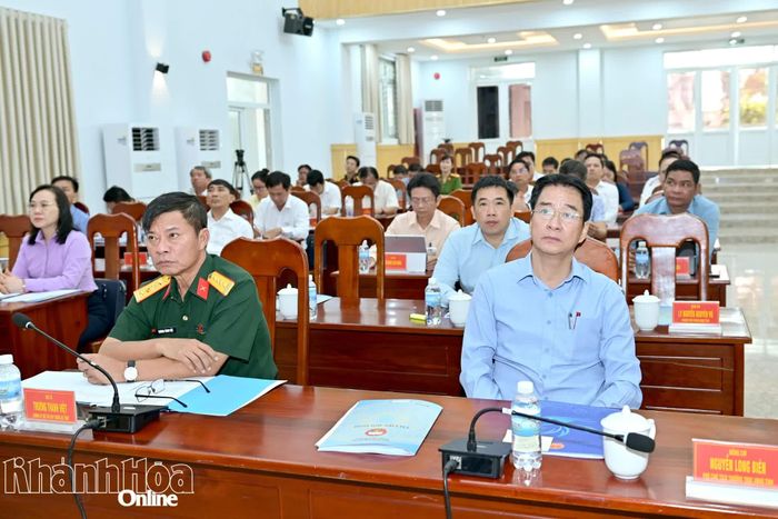 Đồng chí Nguyễn Long Biên và các đại biểu dự hội nghị.