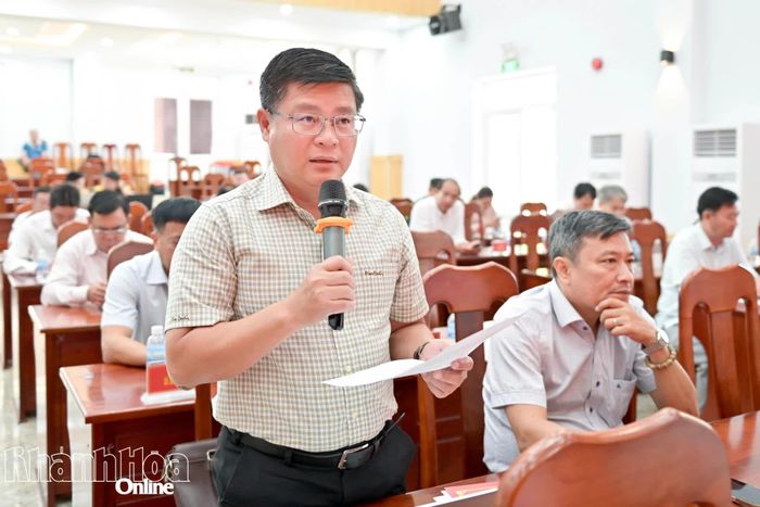 Lãnh đạo phường Tây Nha Trang phát biểu tại hội nghị.