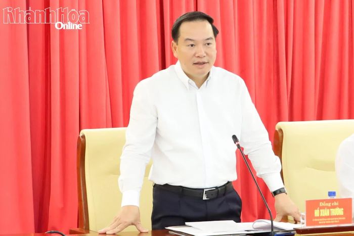 Phó Bí thư Thường trực Tỉnh ủy Hồ Xuân Trường phát biểu chỉ đạo tại hội nghị.