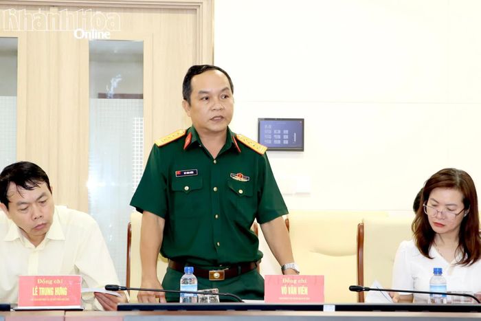 Lãnh đạo Bộ Chỉ huy Quân sự tỉnh báo cáo một số nội dung.