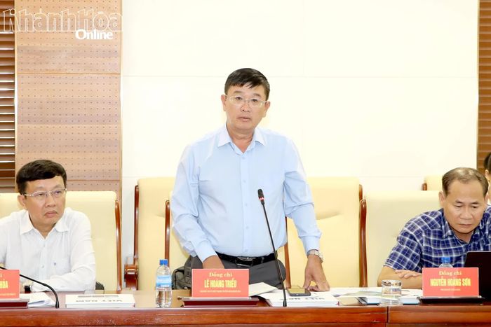 Lãnh đạo Báo và Phát thanh, Truyền hình Khánh Hòa báo cáo một số nội dung.