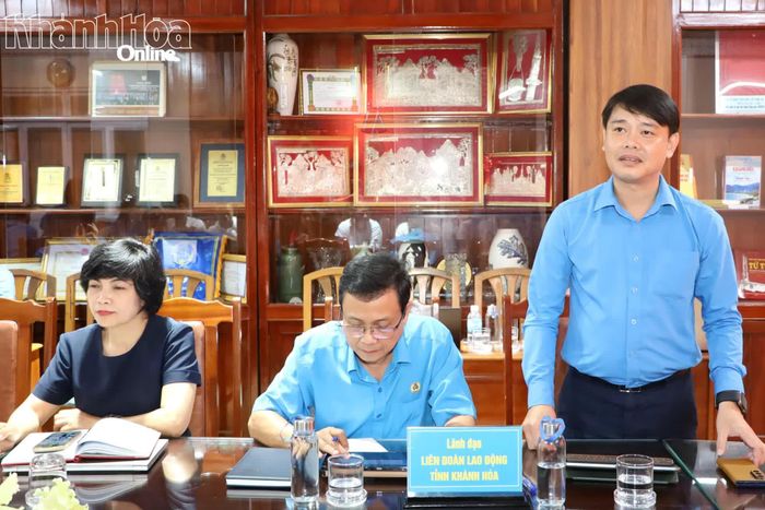 Ông Bùi Hoài Nam - Chủ tịch Liên đoàn Lao động tỉnh phát biểu tại lễ ký kết.