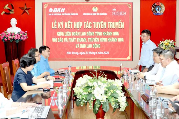 Ông Lê Hoàng Triều - Giám đốc Báo và Phát thanh, Truyền hình Khánh Hòa phát biểu tại lễ ký kết.