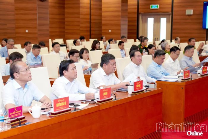 Các đồng chí Thường trực Tỉnh ủy và đại biểu tham dự phiên họp tại điểm cầu Khánh Hòa.