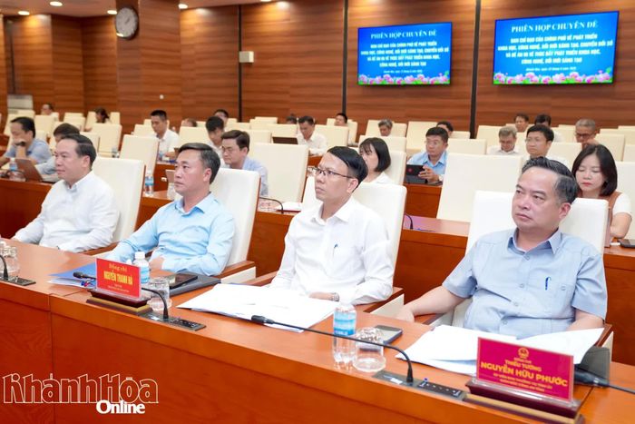 Các đồng chí lãnh đạo tỉnh và các đại biểu tham dự phiên họp.