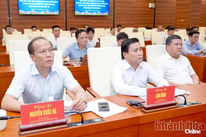 Các đồng chí Thường trực Tỉnh ủy tham dự phiên họp.