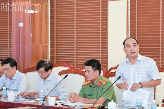 Lãnh đạo Báo và Phát thanh, Truyền hình Khánh Hòa báo cáo công tác tuyên truyền cho ngày hội.