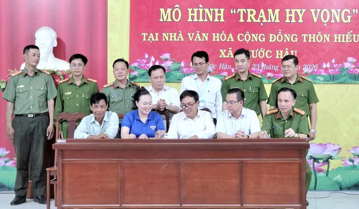 Các đơn vị ký kết phối hợp triển khai mô hình “Trạm hy vọng”.