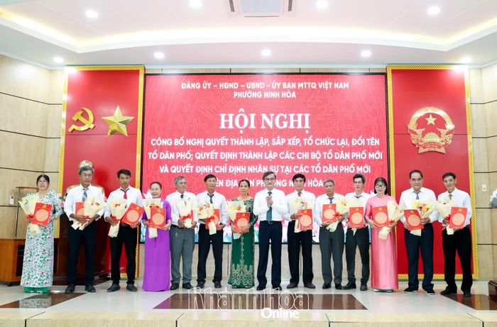 Lãnh đạo Đảng ủy phường Ninh Hòa trao quyết định chỉ định chức danh Bí thư chi bộ các tổ dân phố.