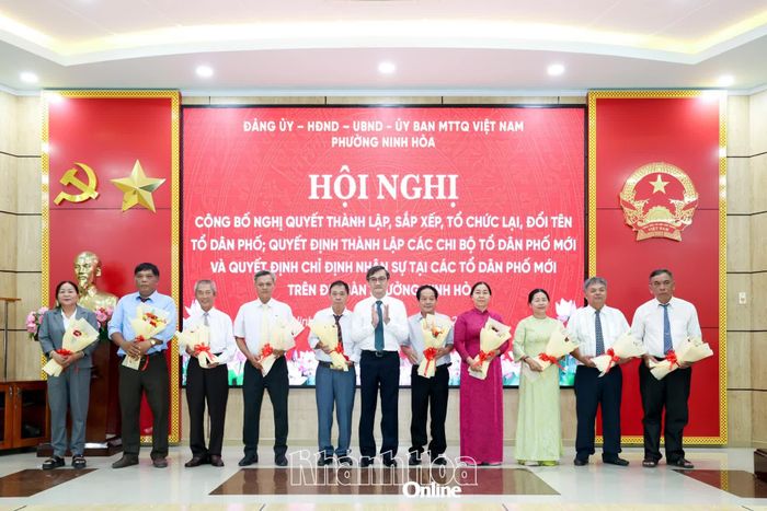 Lãnh đạo phường Ninh Hòa tặng hoa cho các cán bộ cán bộ nghỉ, chuyển công tác.