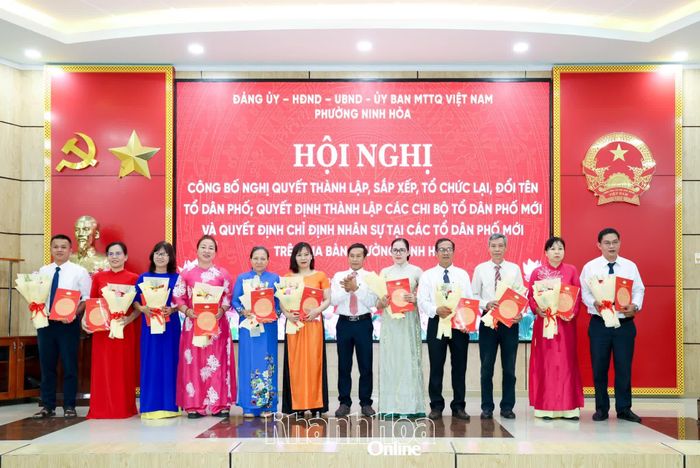 Lãnh đạo Ủy ban MTTQ phường Ninh Hòa trao quyết định chỉ định Trưởng an công tác Mặt trận tổ dân phố.