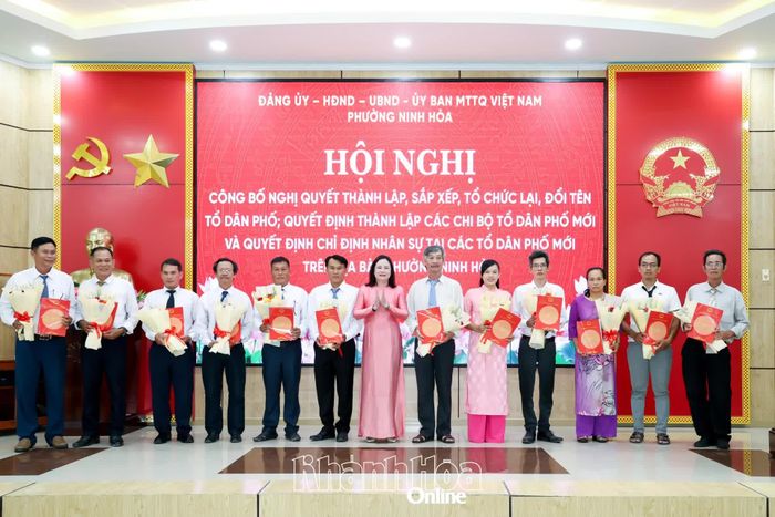 Lãnh đạo UBND phường Ninh Hòa trao quyết định chỉ định Tổ trưởng tổ dân phố.