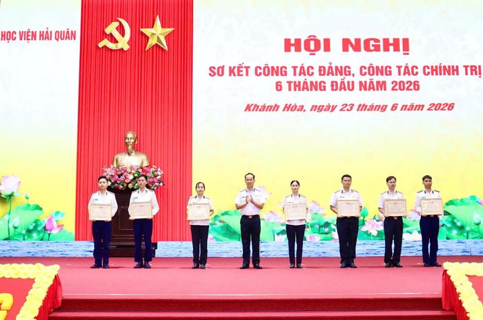 Lãnh đạo Học viện Hải quân trao thưởng danh hiệu Chiến sĩ thi đua toàn quân cho các cá nhân.