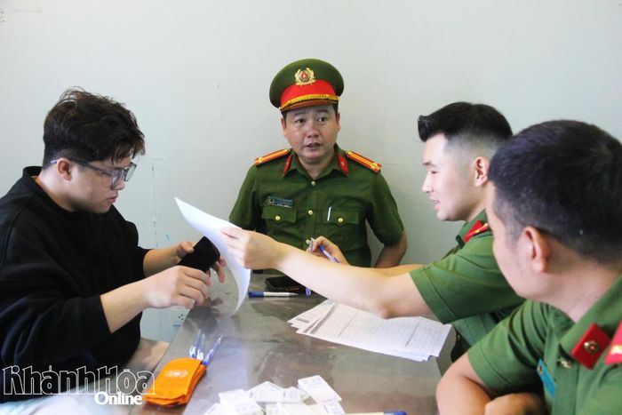 Trung tá Trần Ngọc Trí - Phó trưởng Công an phường kiểm tra công tác tuyên truyền, test ma túy tại nhà hàng.