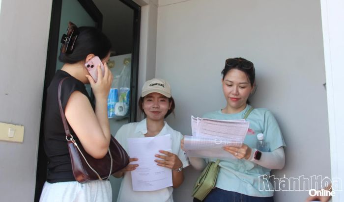 Nhân viên, người lao động nhà hàng đợi tới lượt test.