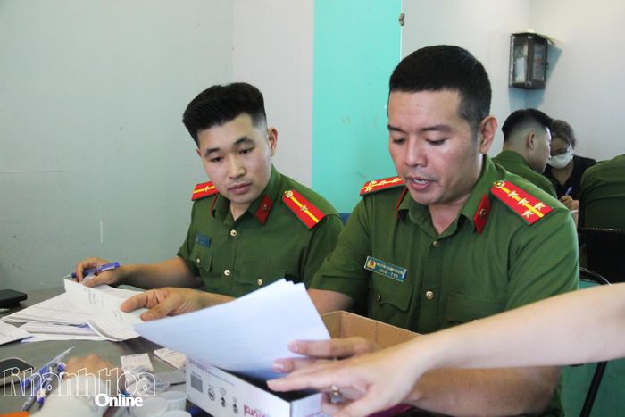 Tổ công tác tiến hành rà soát, đối chiếu danh sách nhân viên, người lao động tham gia test nhanh.