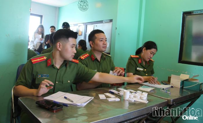 Tổ công tác của Công an phường thực hiện nhiệm vụ.
