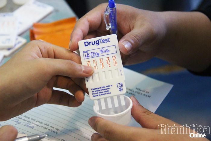 Để kiểm tra ma túy, mỗi nhân viên, người lao động sẽ được phát 1 que test nhanh "5 chân".